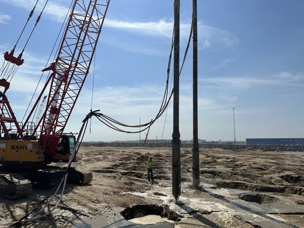 Pile Driver Vibro Compaction Perbaikan Tanah Pile Vibroflotation 180kw Untuk Tanah Tanah Lunak