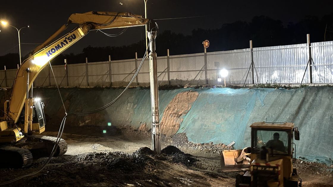 Perangkat Vibroflotation BVEM 2600 dengan kecepatan rotasi r/min yang dipasang pada ekskavator berbagi sistem tenaga hidrolik